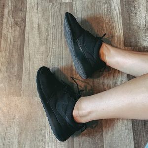 Nike roshe sneakers.